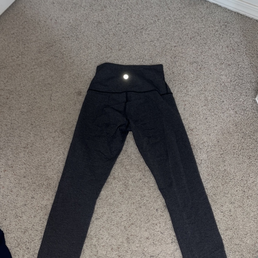 BLACK AND GREY CHEVRON LULULON LEGGING - Picture 2 of 4